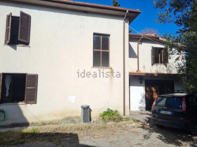 Rustici e casali in vendita di 250 m² in Via salaria vecchia, 3