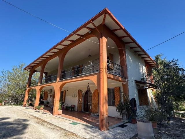 Rustici e casali in vendita di 250 m² in Via Santa Caterina