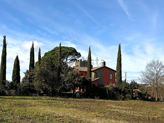 Rustici e casali in vendita di 250 m² in Via sermugnano