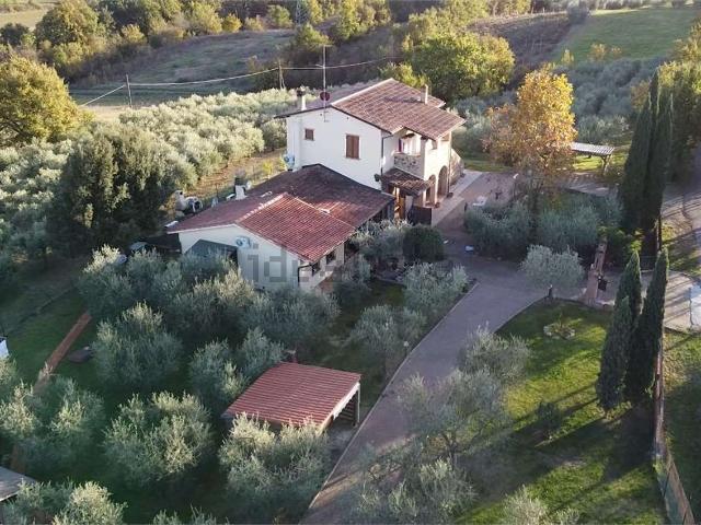 Rustici e casali in vendita di 251 m²