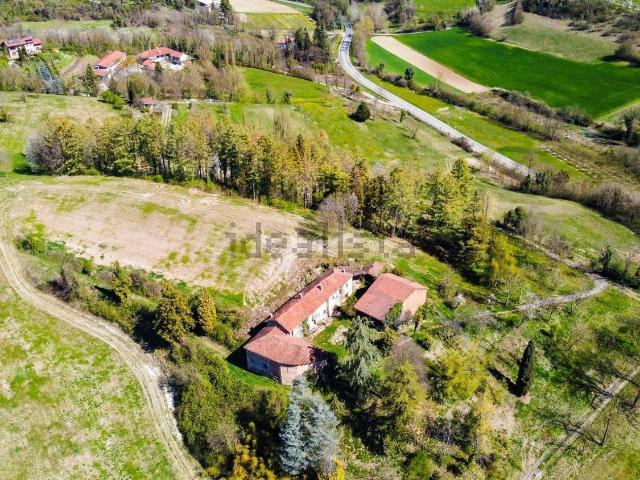 Rustici e casali in vendita di 300 m² in Strada Val Villata numeri pari, 93