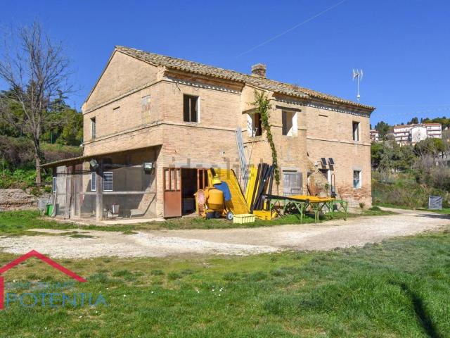 Rustici e casali in vendita di 251 m² in Via Orti, 24