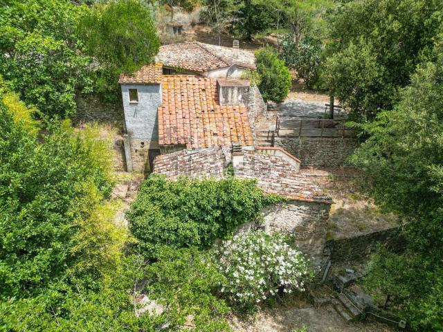 Rustici e casali in vendita di 251 m² in Via dell&apos Accolta