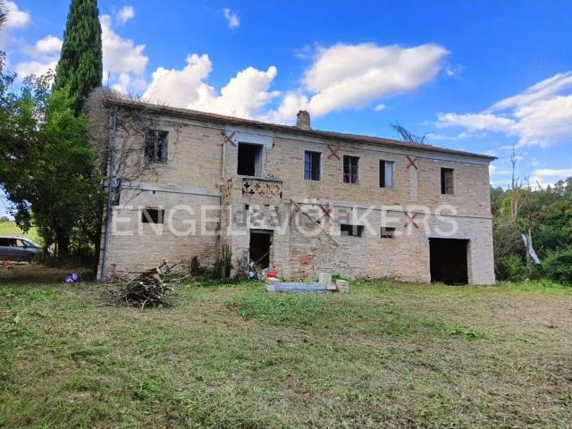 Rustici e casali in vendita di 252 m² in Contrada Montefiore