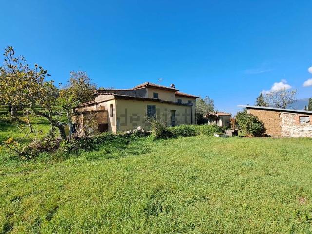 Rustici e casali in vendita di 253 m² in Strada delle Querce, 124