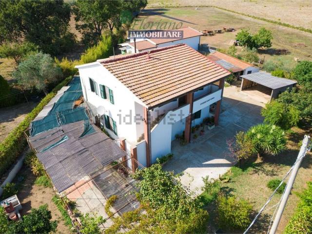 Rustici e casali in vendita di 253 m² in Via Val Marina