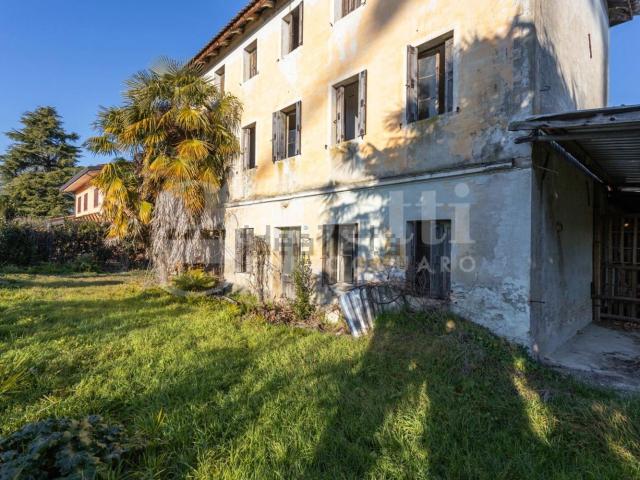 Rustici e casali in vendita di 265 m² in Via Nazionale, 243
