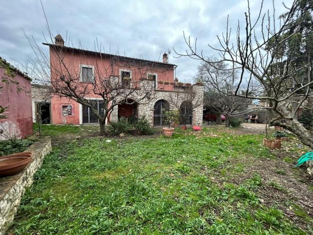 Rustici e casali in vendita di 265 m² in Via Roma
