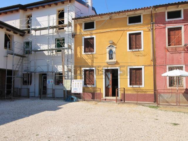 Rustici e casali in vendita di 265 m² in Via Zolo, 1