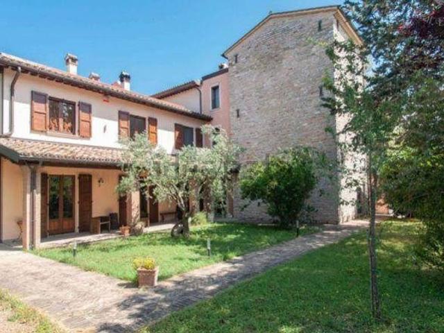 Rustici e casali in vendita di 266 m² in Località Molina
