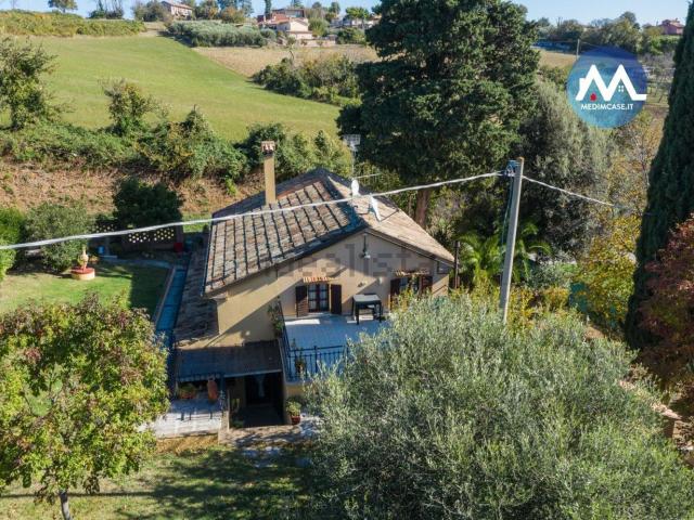 Rustici e casali in vendita di 260 m² in Strada di Montebacchino