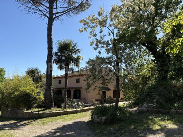 Rustici e casali in vendita di 260 m² in Via Amerina