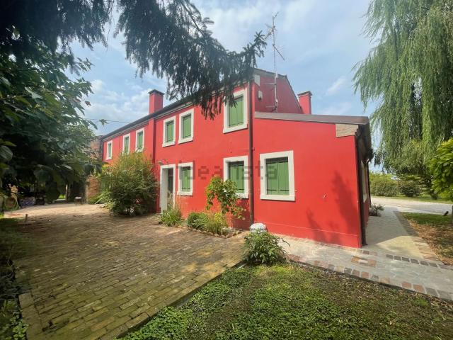 Rustici e casali in vendita di 260 m² in Via Caselle Lendinara