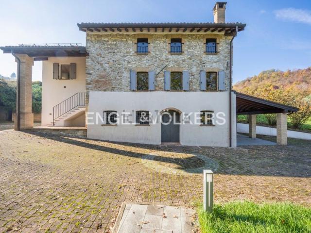 Rustici e casali in vendita di 260 m² in Via Costa