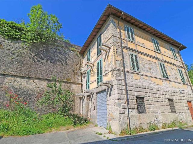 Rustici e casali in vendita di 260 m² in Via Fermo Ognibene
