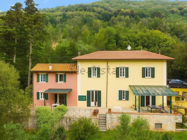 Rustici e casali in vendita di 262 m²