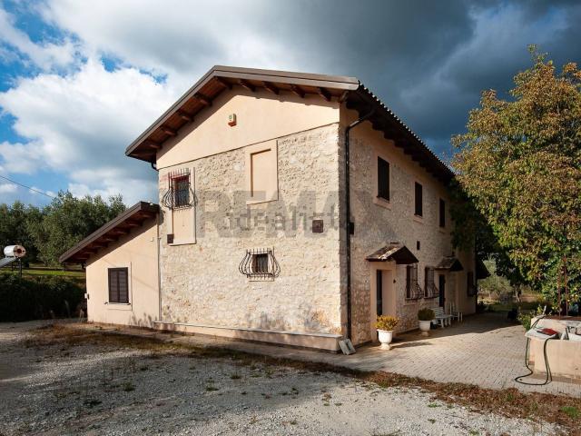 Rustici e casali in vendita di 262 m² in Via Colle Santa Lucia, 28