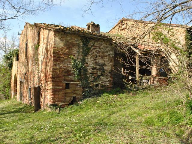 Rustici e casali in vendita di 263 m² in Strada statale 73 bis