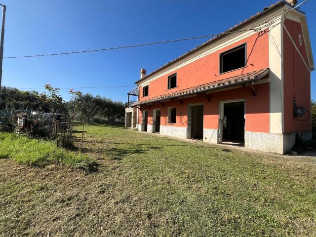 Rustici e casali in vendita di 263 m² in Via Sant&apos Anna