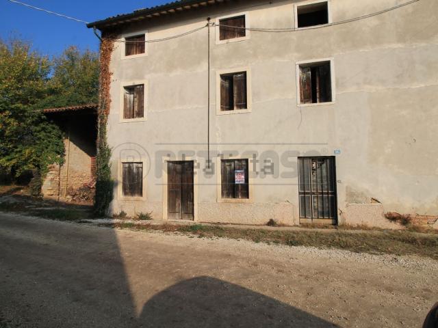 Rustici e casali in vendita di 275 m² in Contrada Agugliana