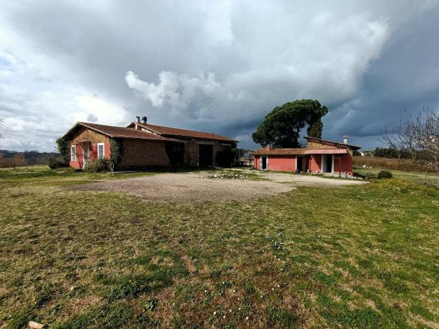 Rustici e casali in vendita di 275 m² in Via Flaminia