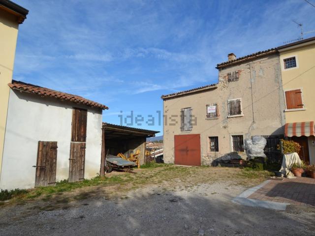 Rustici e casali in vendita di 275 m² in Via Lionello Fiumi