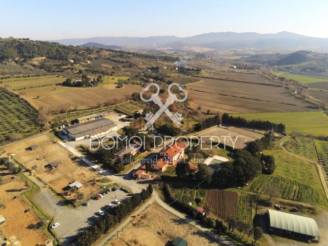 Rustici e casali in vendita di 2770 m² in Via della Villana, 113