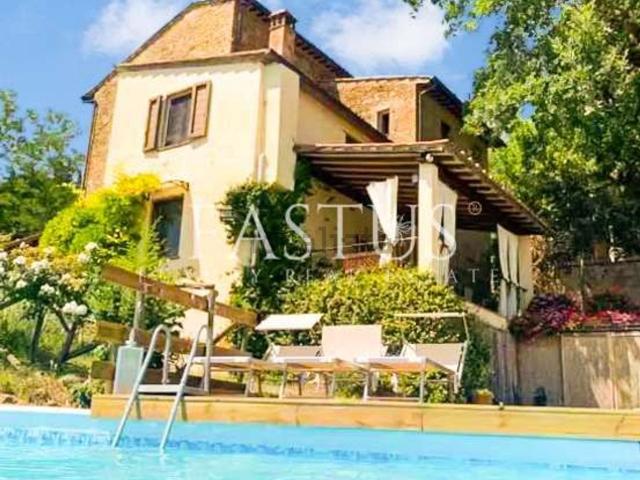 Rustici e casali in vendita di 278 m² in Via del Teatro, 100