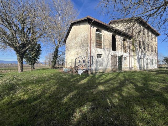 Rustici e casali in vendita di 278 m² in Via Todaro