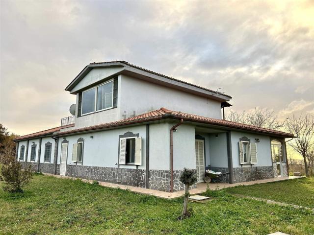 Rustici e casali in vendita di 279 m²