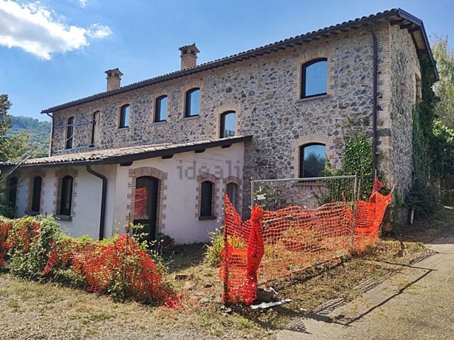 Rustici e casali in vendita di 270 m²