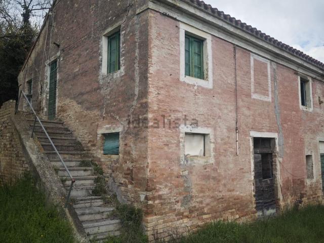 Rustici e casali in vendita di 270 m² in Contrada Piedicolle