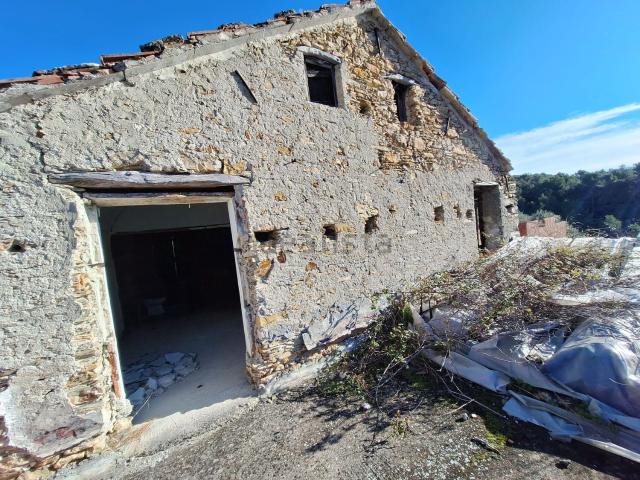 Rustici e casali in vendita di 270 m² in Via A. Divizia