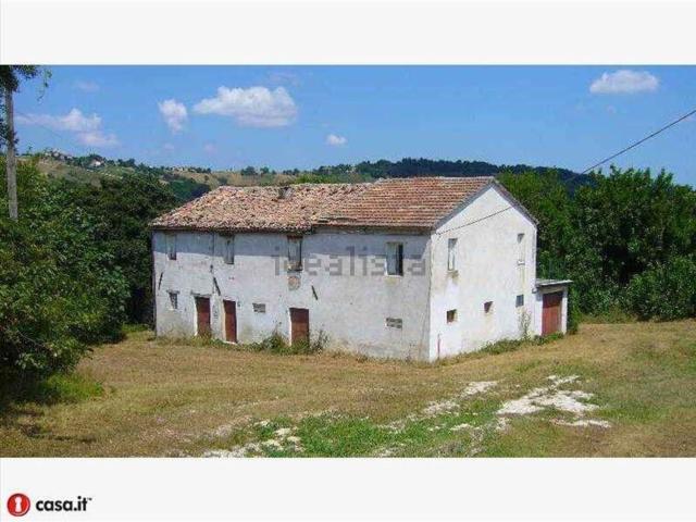 Rustici e casali in vendita di 270 m² in Via roma