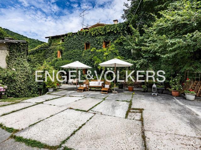 Rustici e casali in vendita di 270 m² in Via Verago di Sotto