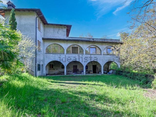 Rustici e casali in vendita di 284 m² in Località Btei