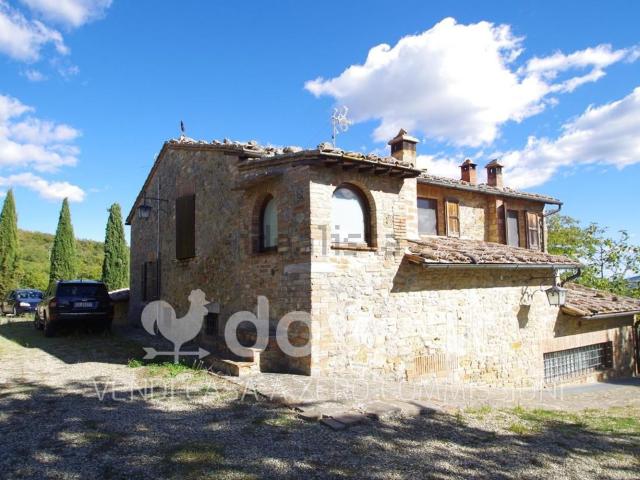 Rustici e casali in vendita di 285 m² in Via di Poggiano