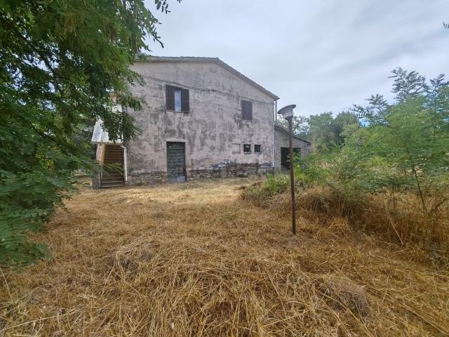 Rustici e casali in vendita di 286 m² in Strada Monterazzano