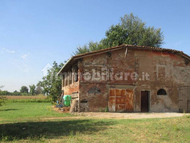 Rustici e casali in vendita di 288 m² in Via Bassa