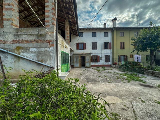 Rustici e casali in vendita di 288 m² in Via Roma, 44