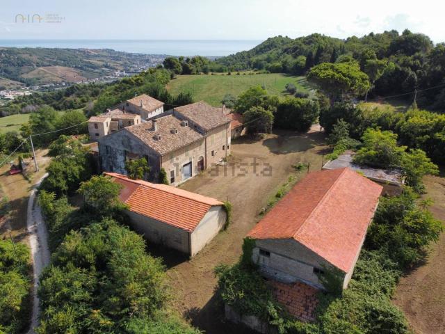 Rustici e casali in vendita di 2805 m²