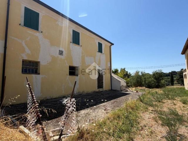 Rustici e casali in vendita di 280 m² in Contrada Colle Maggio, 25