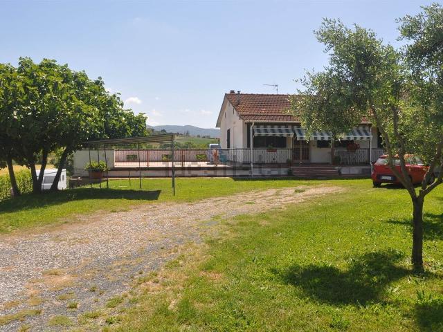 Rustici e casali in vendita di 280 m² in Località Maccetti