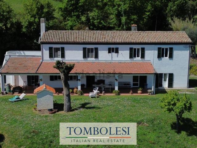 Rustici e casali in vendita di 280 m² in Strada per Novilara