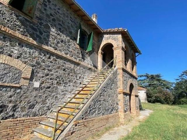 Rustici e casali in vendita di 280 m² in Via Madonnella