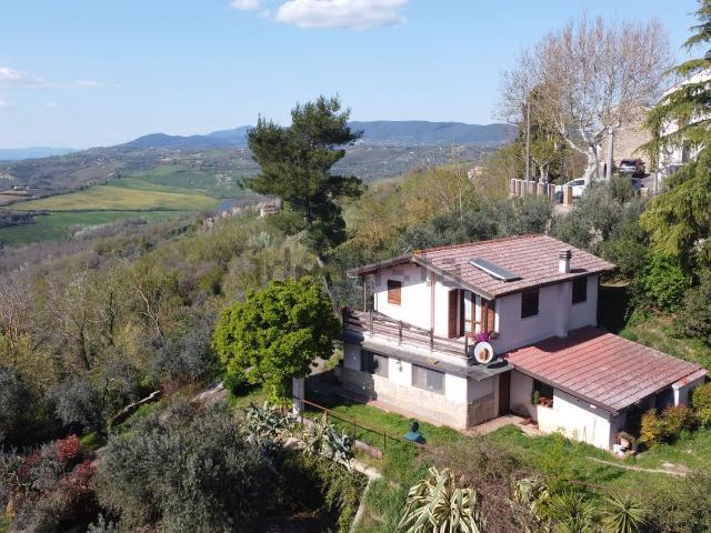 Rustici e casali in vendita di 280 m² in Via Africa Orientale