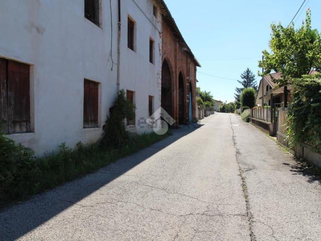 Rustici e casali in vendita di 280 m² in Via C. Balbo, 1