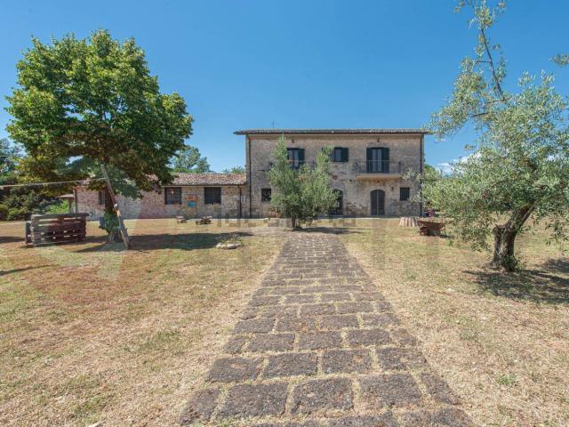 Rustici e casali in vendita di 280 m² in Via Campostefano
