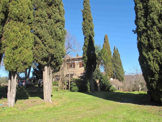 Rustici e casali in vendita di 280 m² in Via cassia