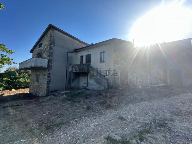 Rustici e casali in vendita di 295 m²
